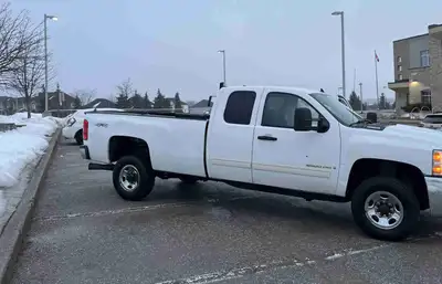 2010 Chevy Silverado 2500 HD Duramax Diesel 4x4 extended cab Oil sprayed religiously always serviced...