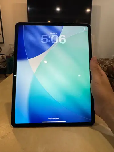 Experience peak performance with this pre-owned Apple iPad Pro 12.9-inch (4th generation) featuring...