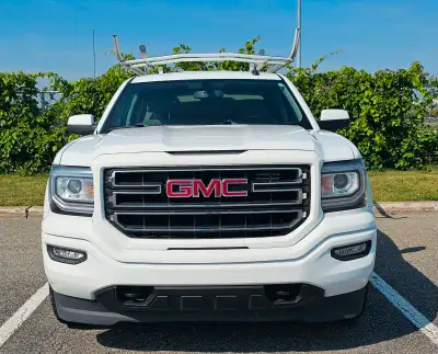 Camion très propre vendu par entreprise. Utilisé avec soin, entretien rigoureux, non accidenté. Seul...