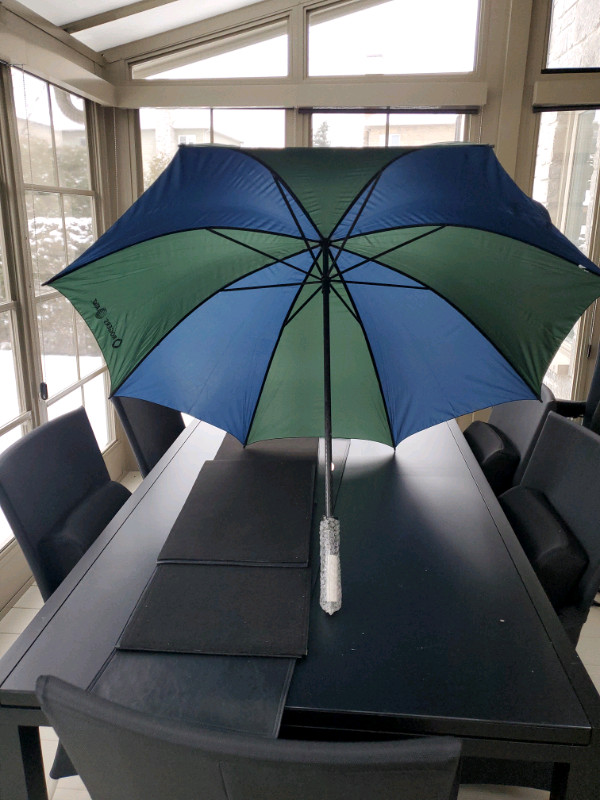 Golf umbrella/parapluie  in Golf in Gatineau - Image 2