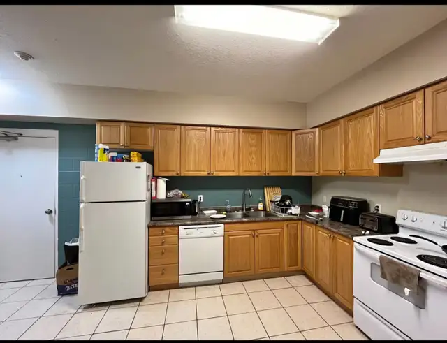 Private room for rent in Room Rentals & Roommates in Kitchener / Waterloo - Image 4