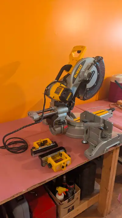 Scie Onglet Coulissante Dewalt DW718 et Support DW723, View more