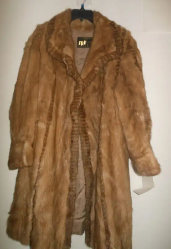 Mink coat in Women's - Tops & Outerwear in City of Montréal - Image 3