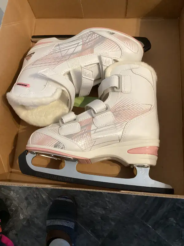 Softec  by Jackson Ice Skates Child Size 3 in Skates & Blades in London - Image 2