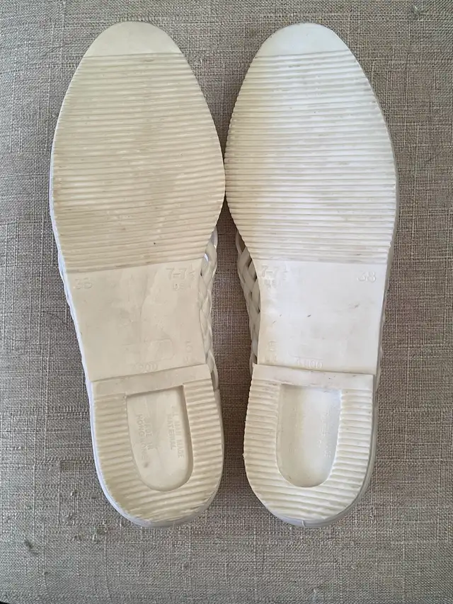  Women's 1980s vintage jelly plastic shoes/ sandals size 6 in Women's - Shoes in City of Toronto - Image 3