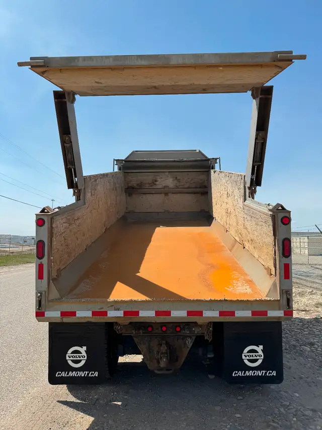 2020 Kenworth T880 Gravel/Dump Truck in Heavy Trucks in Terrace - Image 8