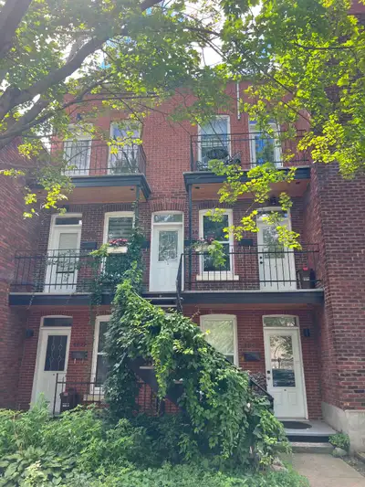 Situé sur la rue Chambord (entre Gilford et Saint-Joseph), dans un secteur recherché à deux pas du p...