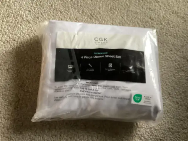 Mattress Pad & Sheet Set - Queen Size in Bedding in Leamington - Image 3