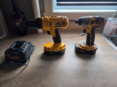drill dc759 et impacts dc825 dewalts avec 2 batterie et 2 chargeur c'est du 18 volt et j'ai 1 charge...