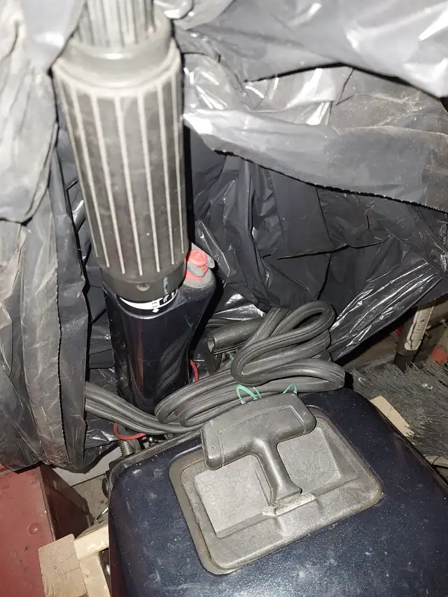 15 hp 2 stroke outboard motor with zodiac boat and life vests in Other in Oakville / Halton Region - Image 4