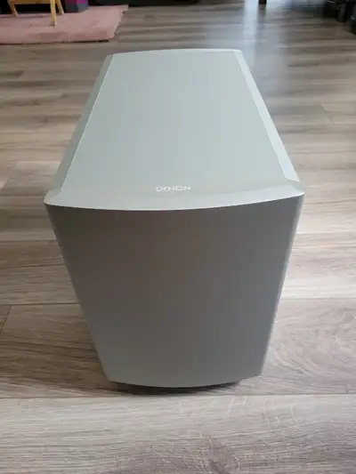Excellent condition with cables 46 x 37 x 23.5 cm