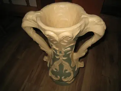 Voici un beau vase en plâtre antique et très propre !