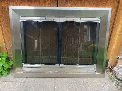 Excellent condition fireplace screen. It also comes with extra glass panels and new screens. Dimensi...