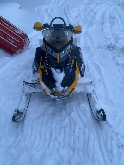 2013 skidoo 600 Etec MXZ • estart •pull start •reverse •heated bars •ice •studded track •2026 Trail...