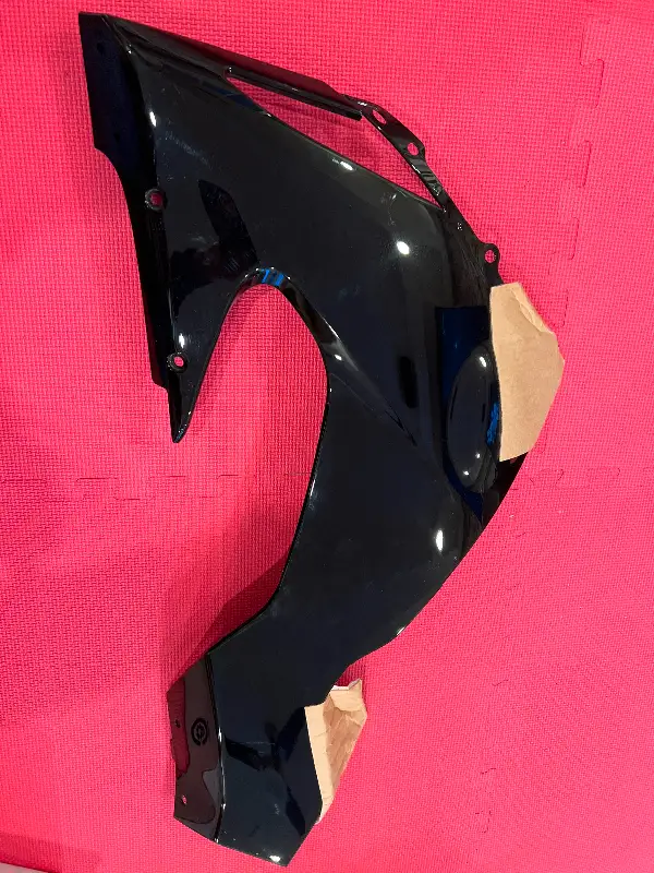 Kawasaki Ninja zx 10r Left Lower Cowling Fairing 55028-0068-H8 in Other in Barrie - Image 2