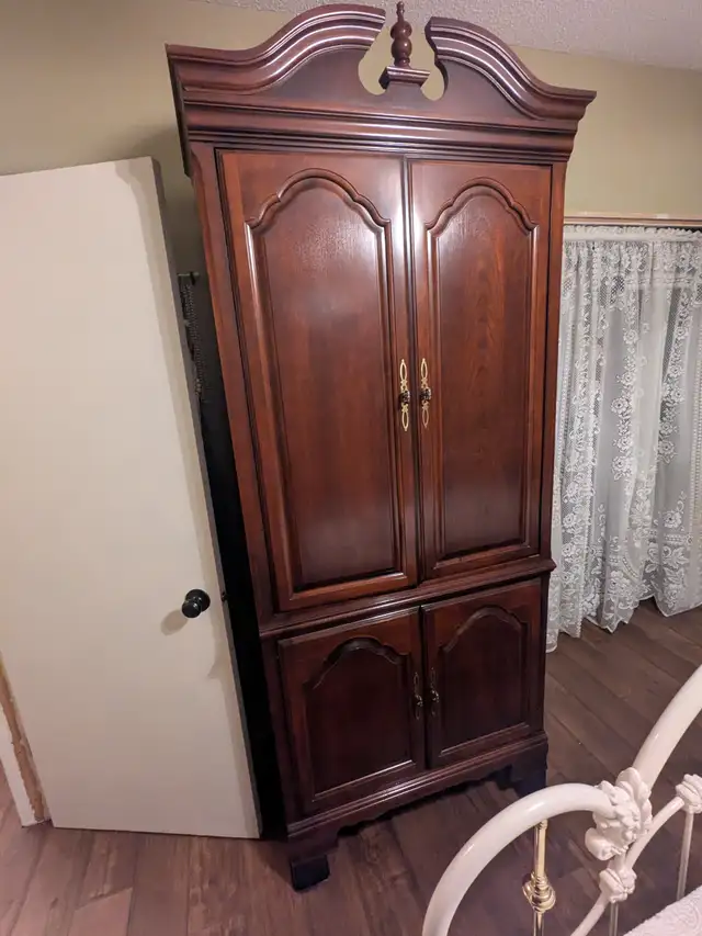 Vintage Kroehler entertainment / display cabinet in Hutches & Display Cabinets in Calgary - Image 2