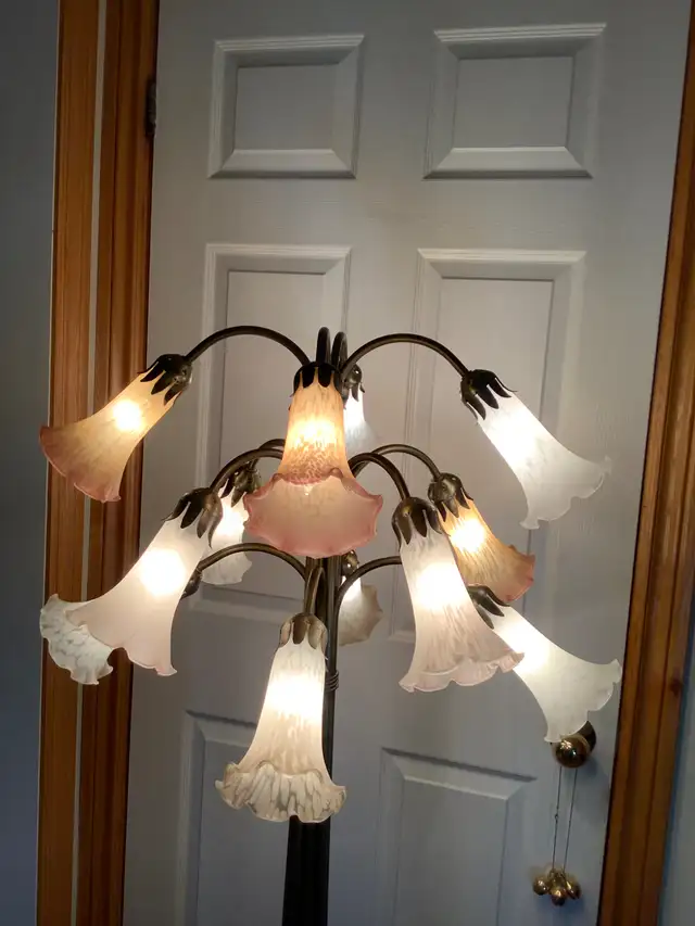 Tiff Sty Floor Lamp w 12 Lily Glass Shades Bronzed Lily Pad Base in Indoor Lighting & Fans in Belleville - Image 9