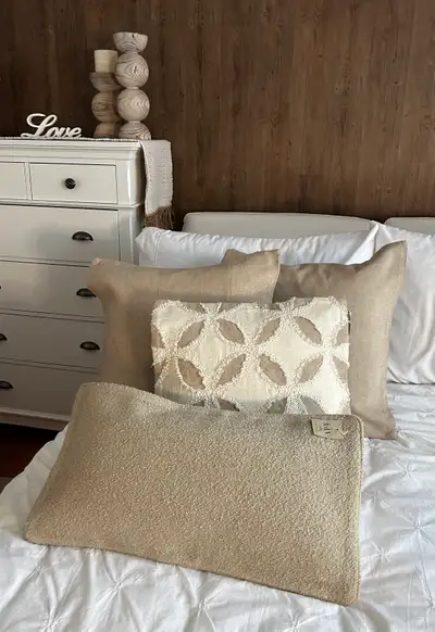 Rehaussez votre décor avec cet ensemble de quatre coussins décoratifs dans des tons neutres et des t...
