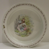 MINT WEDGWOOD MRS. TIGGY-WINKLE AND BUNNIES BOWL