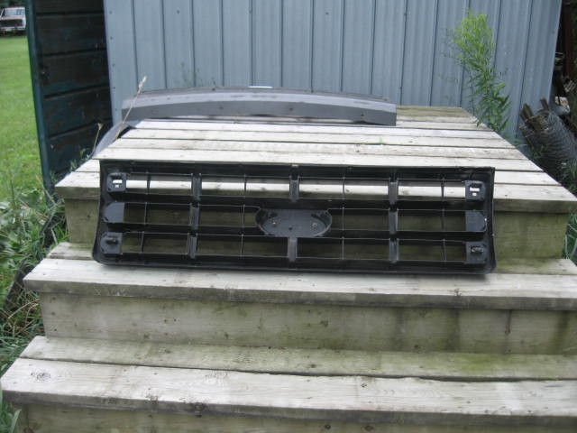 Ford f series grill 1992-97 in Auto Body Parts in Kitchener / Waterloo - Image 3