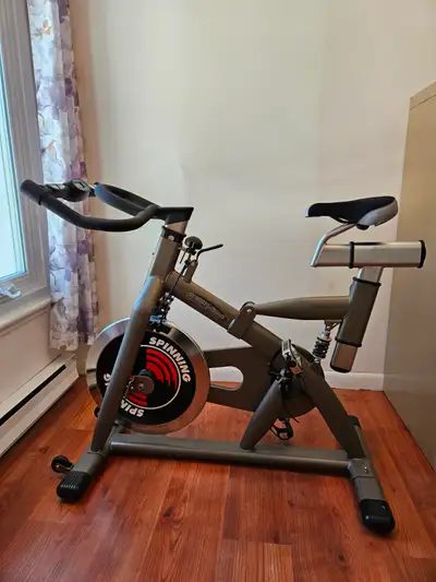 Je donne ce vélo d'exercice spinning qui va bien, le cadran ne fonctionne plus. Il faut 2 hommes for...