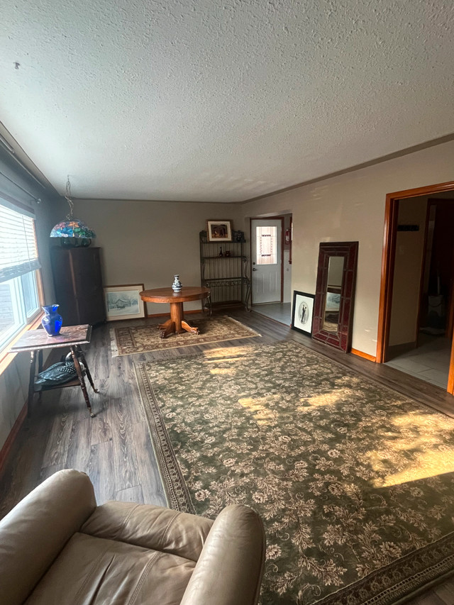 2 Bedroom Apartment 2 Free Parking  Avail Now Main Floor Triplex in Long Term Rentals in Kitchener / Waterloo - Image 2
