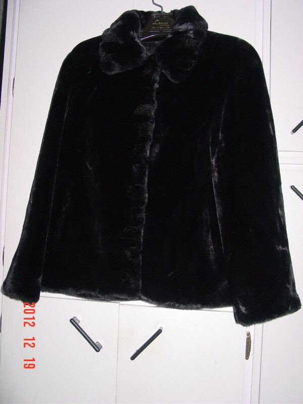 Manteau court simili fourrure pour femme dans Femmes - Hauts et vêtements d'extérieur  à Saint-Jean-sur-Richelieu - Image 2