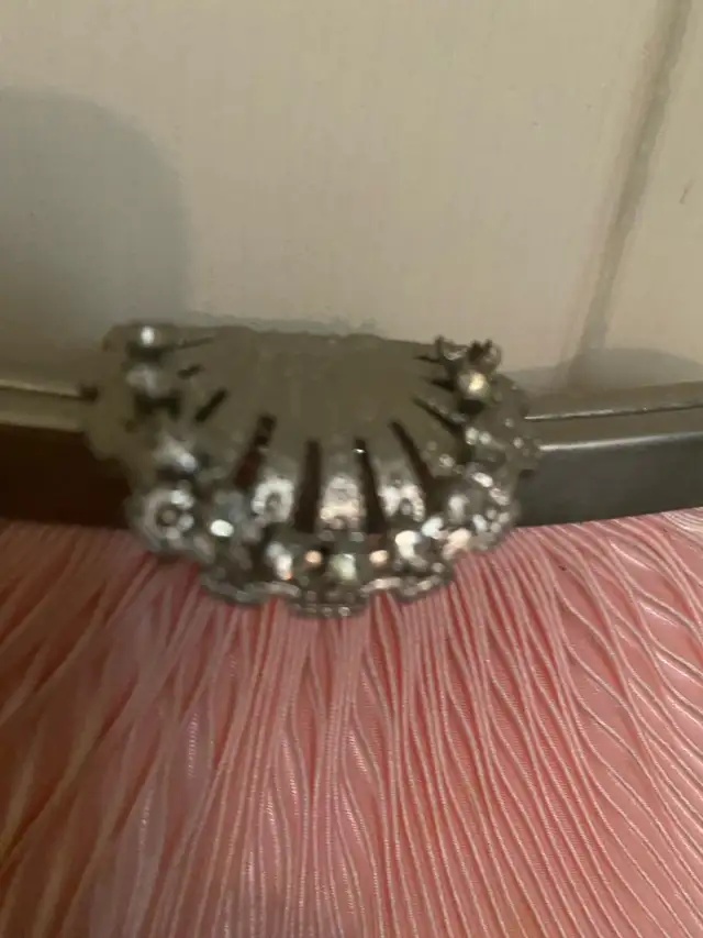 Pink pleated clutch purse with silver chain in Women's - Bags & Wallets in Mississauga / Peel Region - Image 5