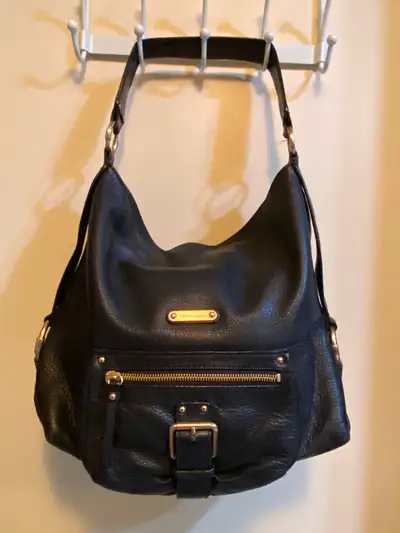 Sac à main style équestre Micheal Kors en cuir noir très souple. Seulement 85$
