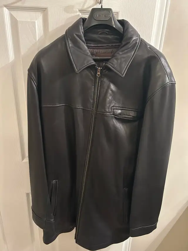 Danier Leather Jacket in Men's in Oakville / Halton Region - Image 2
