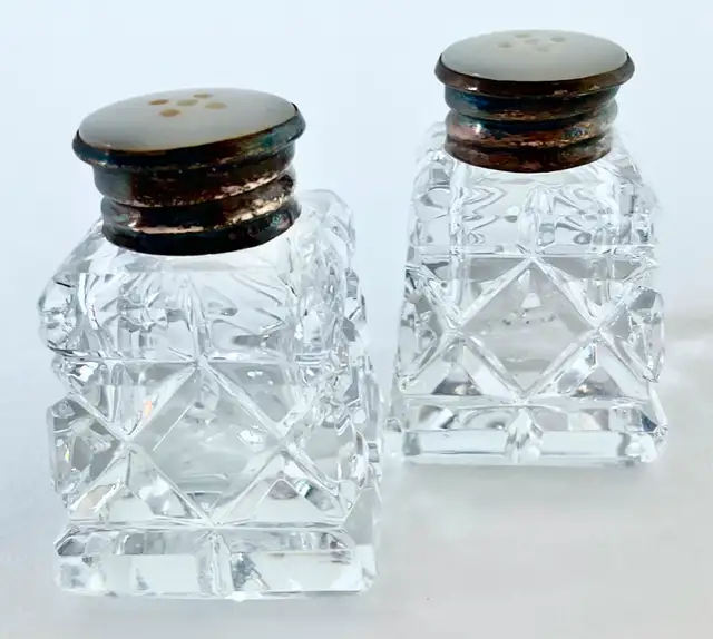 Antiquity 1950 Collection Salt and pepper shaker set in crystal63436969840129122