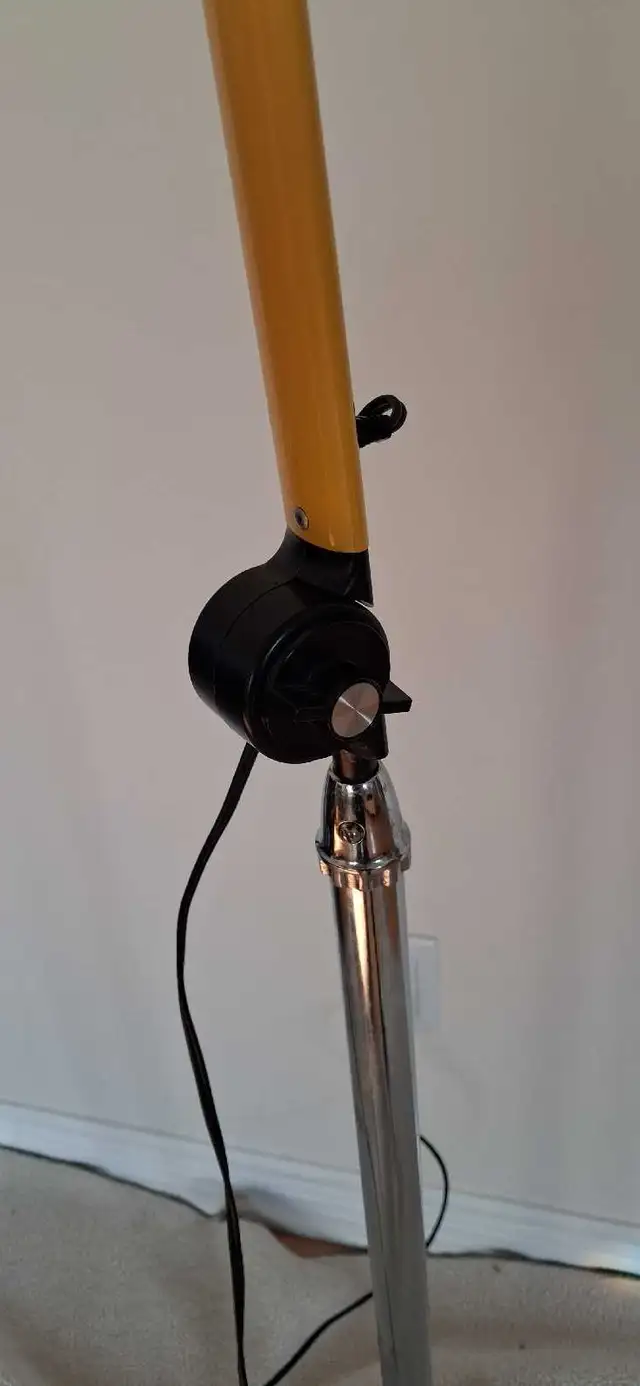 Vintage Floor Lamp in Indoor Lighting & Fans in Markham / York Region - Image 4
