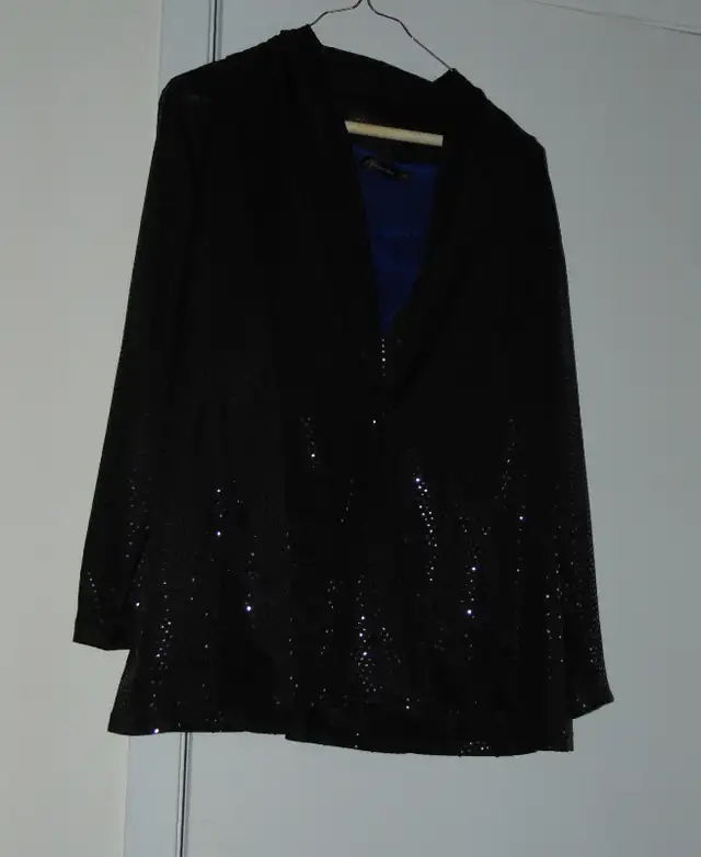 One Set of a Sparkling  Jacket and Sleeveless Top in Women's - Tops & Outerwear in Mississauga / Peel Region - Image 6