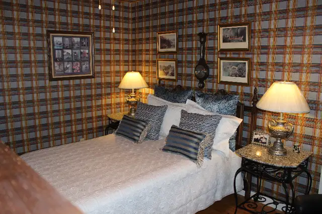 Tete de lit et commode / set de chambre en noyer. in Dressers & Wardrobes in Laval / North Shore - Image 5