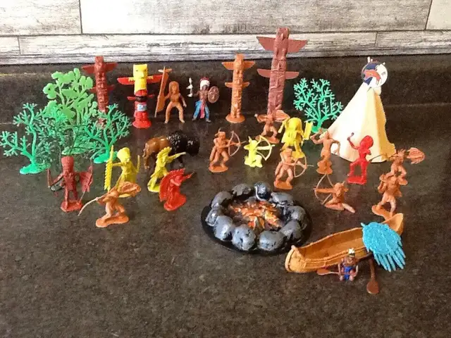 NORTH AMERICAN PLASTIC INDIANS X 20 PLUS ALL THE EXTRAS in Toys & Games in London - Image 2
