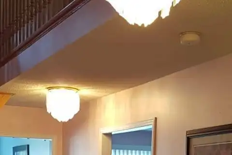 Crystal Ceiling Chandelier in Indoor Lighting & Fans in Markham / York Region - Image 3