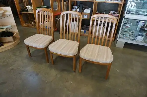 TABLE - DINING- VINTAGE - 6 Chairs - 2 Leaves in Dining Tables & Sets in Delta/Surrey/Langley - Image 4