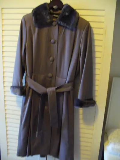 Très beau manteau d'hiver pour femme, de couleur taupe, grandeur: 6 ans - 100% pure laine. Chamois a...