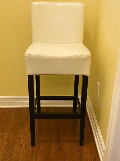 White bar stool/makep chair in perfect condition with decorative accent cushion included. Stool meas...