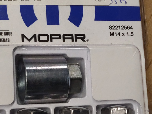 Mopar Wheel Lock Kit for Chrysler Jeep NEW in Other Parts & Accessories in City of Toronto - Image 2