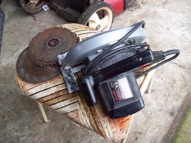SKILSAW WITH 10 BLADES in Power Tools in Delta/Surrey/Langley - Image 4