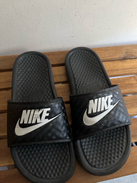 Size 8 Nike slippers/slides 