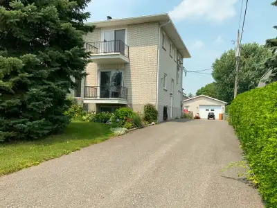 Grand 7 1/2 ( 3 chambres + bureau + verrière) St-Hyacinthe, secteur St-Thomas-d’Aquin. Beaucoup de r...