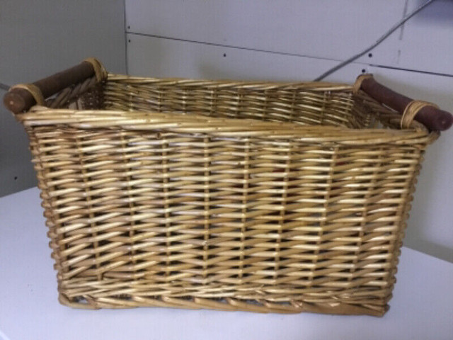 Large wicker basket in Home Décor & Accents in Kitchener / Waterloo