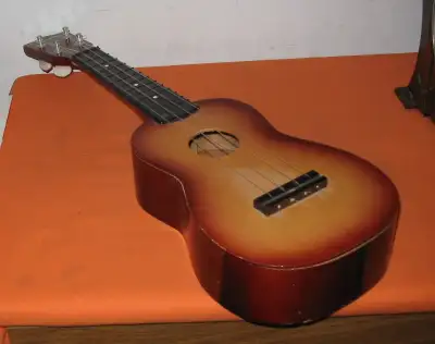 Ukulele Winston Brand / Beginners Model - Sounds Good - Used, but still a nice older Item - Size: 21...
