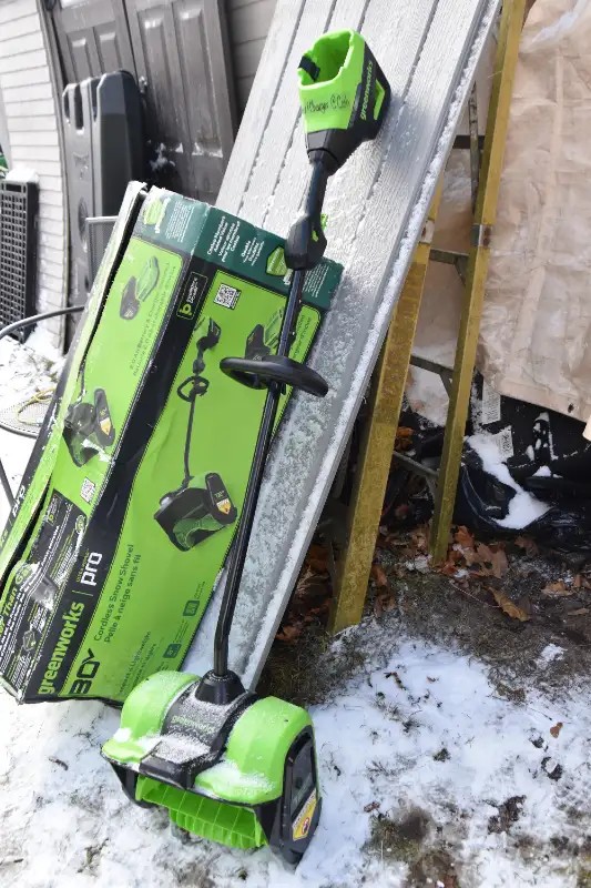 NEW Greenworks Pro 80V Cordless Snow Shovel 12 In in Outdoor Tools & Storage in Stratford - Image 4