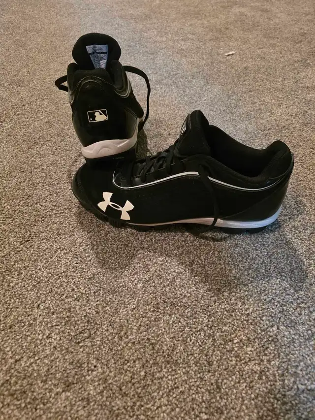 Under Armor Cleats in Baseball & Softball in Norfolk County - Image 4