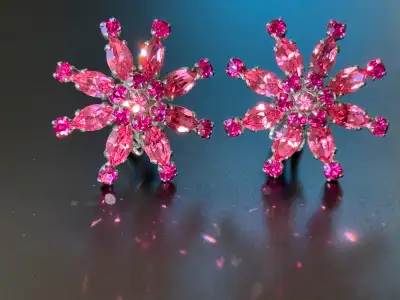 Super pretty Sherman bright starburst earrings. Perfect condition and clip-ons are tight. 1” in wide...