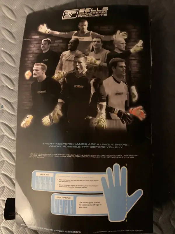 2010 Sells Soccer Goalkeeper Gloves Size 7 Never Used in Soccer in Mississauga / Peel Region - Image 5