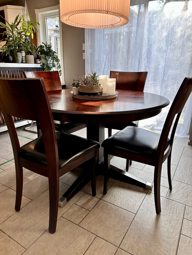 Table + chaises bois massif dans Mobilier de salle à manger et cuisine  à Longueuil/Rive Sud